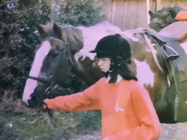 よく乗馬をしていたという幼少期のエミさん